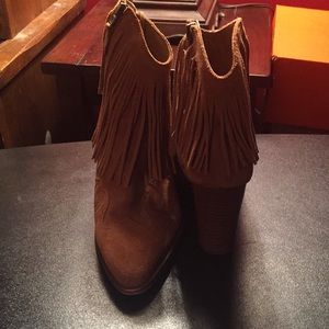 Gentle use no box, size 7, 7 1/2 and whites are 8